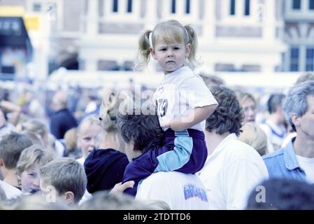 TROS Walk, 28.09.2002, Whizgle News aus der Vergangenheit, maßgeschneidert für die Zukunft. Erkunden Sie historische Geschichten, das Image der niederländischen Agentur aus einer modernen Perspektive, die die Lücke zwischen den Ereignissen von gestern und den Erkenntnissen von morgen überbrückt. Eine zeitlose Reise, die die Geschichten prägt, die unsere Zukunft prägen Stockfoto