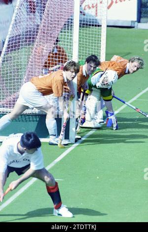 Hockeyspiel Bloemendaal-Amsterdam, 01-04-1995, Whizgle News from the Past, maßgeschneidert für die Zukunft. Erkunden Sie historische Geschichten, das Image der niederländischen Agentur aus einer modernen Perspektive, die die Lücke zwischen den Ereignissen von gestern und den Erkenntnissen von morgen überbrückt. Eine zeitlose Reise, die die Geschichten prägt, die unsere Zukunft prägen Stockfoto