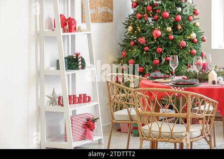 Wunderschöner Weihnachtstisch im Wohnzimmer Stockfoto