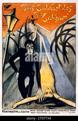 Das Kabinett von Dr. Caligari (1920) unter der Regie von Robert Wiene mit Werner Krauss, Conrad Veidt und Friedrich Feher. Revolutionärer früherer deutscher Horrorfilm über einen Hypnotiseur Dr. Caligari, der einen Schlafwandler benutzt, um Morde zu begehen. Foto eines vollständig restaurierten deutschen Posters aus dem Jahr 1920. Quelle: BFA / Decla-Film Stockfoto