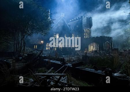 The Haunting of Hill House (2018) von Mike Flanagan mit Michiel Huisman, Carla Gugino und Henry Thomas. Eine Fernsehserie, die zwischen Vergangenheit und Gegenwart blitzt, enthüllt eine zerrissene Familie, die sich mit eindringlichen Erinnerungen an ihr altes Zuhause und den schrecklichen Ereignissen konfrontiert sieht, die sie aus diesem Haus vertrieben haben. Werbung noch ***NUR REDAKTIONELLE VERWENDUNG*** Credit: BFA / Netflix Stockfoto