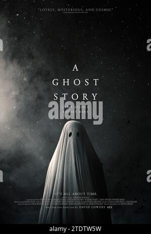 A Ghost Story (2018) von David Lowery mit Casey Affleck, Rooney Mara und McColm Cephas Jr. In dieser einzigartigen Auseinandersetzung mit Vermächtnis, Liebe, Verlust und der Ungeheuerlichkeit der Existenz kehrt ein kürzlich verstorbener, weißgestrickter Geist in sein Vorstadthaus zurück, um zu versuchen, sich wieder mit seiner berüchtigten Frau zu verbinden. US-Poster mit einem Blatt ***NUR FÜR REDAKTIONELLE ZWECKE***. Quelle: BFA / A24 Stockfoto