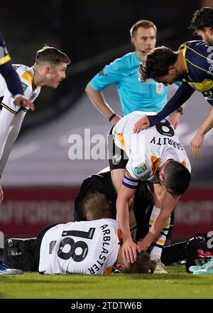 Burslem, Großbritannien. Dezember 2023. Oliver Arblaster aus Port Vale wird beim Carabao Cup Spiel im Vale Park, Burslem, verletzt. Der Bildnachweis sollte lauten: Andrew Yates/Sportimage Credit: Sportimage Ltd/Alamy Live News Stockfoto