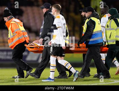 Burslem, Großbritannien. Dezember 2023. Oliver Arblaster aus Port Vale wird beim Carabao Cup Spiel im Vale Park, Burslem, verletzt. Der Bildnachweis sollte lauten: Andrew Yates/Sportimage Credit: Sportimage Ltd/Alamy Live News Stockfoto