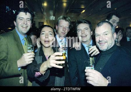 Trinkpartys, Immobilienmakler, Haarlem, Niederlande, 20-12-1999, Whizgle News aus der Vergangenheit, zugeschnitten auf die Zukunft. Erkunden Sie historische Geschichten, das Image der niederländischen Agentur aus einer modernen Perspektive, die die Lücke zwischen den Ereignissen von gestern und den Erkenntnissen von morgen überbrückt. Eine zeitlose Reise, die die Geschichten prägt, die unsere Zukunft prägen Stockfoto