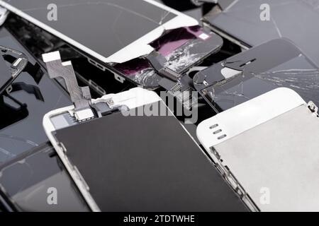 Ein Haufen kaputter Bildschirme, die übereinander liegen und elektronische Geräte zeigen, die für die Nutzung vorbereitet sind. Stockfoto
