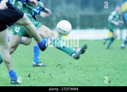 Fußball: Stormvogels - KBV, IJmuiden, IJmuiden, Niederlande, 14-03-1998, Whizgle News aus der Vergangenheit, zugeschnitten auf die Zukunft. Erkunden Sie historische Geschichten, das Image der niederländischen Agentur aus einer modernen Perspektive, die die Lücke zwischen den Ereignissen von gestern und den Erkenntnissen von morgen überbrückt. Eine zeitlose Reise, die die Geschichten prägt, die unsere Zukunft prägen Stockfoto