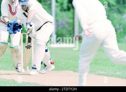 Cricket: batsman, Wicketkeeper und Bowler, 19.-05-1998, Whizgle News from the Past, Zugeschnitten auf die Zukunft. Erkunden Sie historische Geschichten, das Image der niederländischen Agentur aus einer modernen Perspektive, die die Lücke zwischen den Ereignissen von gestern und den Erkenntnissen von morgen überbrückt. Eine zeitlose Reise, die die Geschichten prägt, die unsere Zukunft prägen Stockfoto