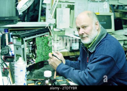 Verschiedene Personen bei der Firma Elres, Harlem, Haarlem, Niederlande, 11-11-1998, Whizgle News aus der Vergangenheit, zugeschnitten auf die Zukunft. Erkunden Sie historische Geschichten, das Image der niederländischen Agentur aus einer modernen Perspektive, die die Lücke zwischen den Ereignissen von gestern und den Erkenntnissen von morgen überbrückt. Eine zeitlose Reise, die die Geschichten prägt, die unsere Zukunft prägen Stockfoto