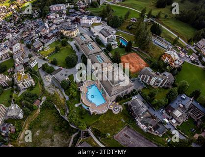 Luftaufnahme des Leukerbads. Loeche les bains. Dorf in den alpen im Kanton Wallis in der Schweiz. Berühmtes Thermalbad. Spa-Resorts, Stockfoto