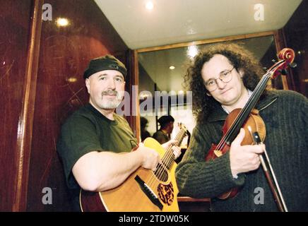 Martin Hayes and Dennis Cahill, Haarlem, Niederlande, 20-04-2001, Whizgle News from the Past, Tailored for the Future. Erkunden Sie historische Geschichten, das Image der niederländischen Agentur aus einer modernen Perspektive, die die Lücke zwischen den Ereignissen von gestern und den Erkenntnissen von morgen überbrückt. Eine zeitlose Reise, die die Geschichten prägt, die unsere Zukunft prägen Stockfoto