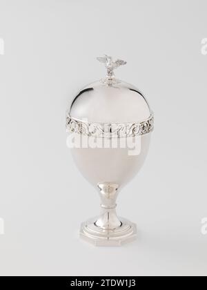 Paar Kastanienvasen, Firma Bennewitz A Zone, 1822 die runde Vase liegt auf einem achteckigen rechten Flügel. Der gewölbte, verjüngende Fuß hat einen mehrfach gewölbten unteren Rand, über den ein vertikal geripptes Band verläuft, und wird oben durch ein zweites vertikal geripptes Band geschlossen. Der glatte, eiförmige Korpus mit Deckel ist entlang der oberen Kante des Fasses mit einem losen durchbrochenen Rand mit Schwänen auf beiden Seiten der Springbrunnen und Voluten mit Blättern und Blumen verziert, die um die Vase geklemmt sind. Der Deckelknopf hat die Form einer bedruckten Kugel auf einer stilisierten Rosette, auf der ein Schwan mit Spreizung wi Stockfoto