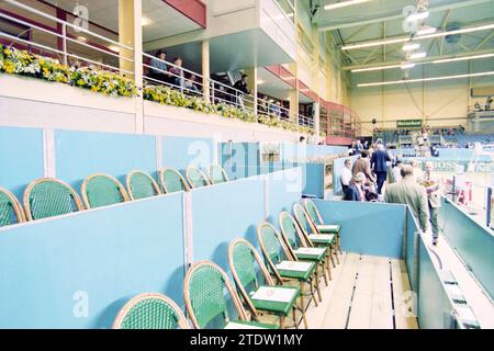 Rollstuhltennis in der Sporthalle mit Festlichkeiten in der Lobby, 00-09-1996, Whizgle News from the Past, maßgeschneidert für die Zukunft. Erkunden Sie historische Geschichten, das Image der niederländischen Agentur aus einer modernen Perspektive, die die Lücke zwischen den Ereignissen von gestern und den Erkenntnissen von morgen überbrückt. Eine zeitlose Reise, die die Geschichten prägt, die unsere Zukunft prägen Stockfoto