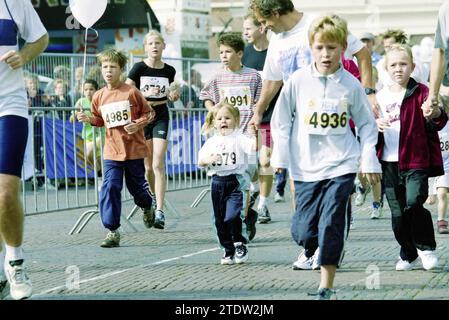 TROS Walk, 28.09.2002, Whizgle News aus der Vergangenheit, maßgeschneidert für die Zukunft. Erkunden Sie historische Geschichten, das Image der niederländischen Agentur aus einer modernen Perspektive, die die Lücke zwischen den Ereignissen von gestern und den Erkenntnissen von morgen überbrückt. Eine zeitlose Reise, die die Geschichten prägt, die unsere Zukunft prägen Stockfoto