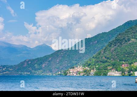 San Siro: Comer See, Blick auf Rezzonico mit Schloss in Como, Lombardia, Lombardei, Italien Stockfoto