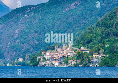 San Siro: Comer See, Blick auf Rezzonico mit Schloss in Como, Lombardia, Lombardei, Italien Stockfoto