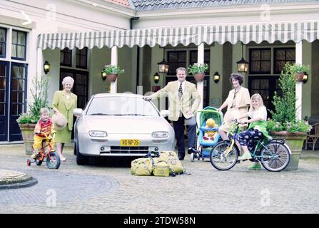 Werbung für Kleidung und Auto, 13-05-1997, Whizgle News aus der Vergangenheit, maßgeschneidert für die Zukunft. Erkunden Sie historische Geschichten, das Image der niederländischen Agentur aus einer modernen Perspektive, die die Lücke zwischen den Ereignissen von gestern und den Erkenntnissen von morgen überbrückt. Eine zeitlose Reise, die die Geschichten prägt, die unsere Zukunft prägen Stockfoto