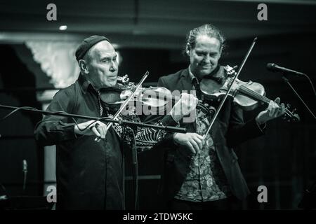 Der Geiger, Bassist und Gitarrist Georgi Gogow, bekannt aus der legendären Band City, musiziert in einer neuen Konzertreihe mit dem Pianisten, Sänger und Komponisten Thomas Putensen. Beide Künstler treffen sich zu einer bemerkenswerten Mischung aus Klassik, Balkanfolk, Pop und Rock. Diese Stilelemente werden zu einem Spiel zwischen romantischer Klavierballade und elegantem Gitarrenklang mit Orgelimprovisationen von Barock bis Jazz verschmolzen. Die gesungenen Lieder des Greifswalders Thomas Putensen erinnern dabei ein wenig an Gilbert Becaud und Manfred Krug und mischen den Sound des Nordens m Stockfoto