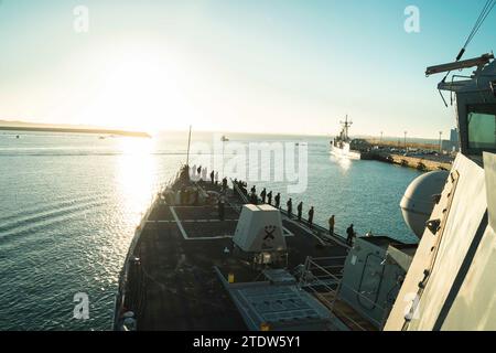 231214-N-EJ843-1022 ROTA, Spanien (14. Dezember 2023) - Seeleute an Bord der Arleigh-Burke-Klasse USS Delbert D. Black (DDG 119) bemannen die Schienen, während das Schiff am 14. Dezember 2023 von der Marinestation Rota, Spanien, abfährt. Delbert D. Black befindet sich auf einem geplanten Einsatz im Gebiet der U.S. Naval Forces Europe und wird von der U.S. Sixth Fleet eingesetzt, um die Interessen der USA, der Alliierten und der Partner zu verteidigen. (Foto der US Navy von Mass Communication Specialist 2nd Class Jimmy Ivy III) Stockfoto