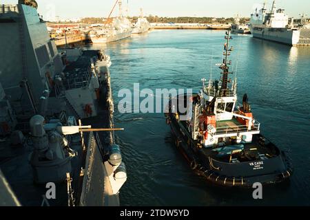 231214-N-EJ843-1020 ROTA, Spanien (14. Dezember 2023) - der Lenkraketenzerstörer der Arleigh-Burke-Klasse USS Delbert D. Black (DDG 119) verlässt am 14. Dezember 2023 die Marinestation Rota, Spanien. Delbert D. Black befindet sich auf einem geplanten Einsatz im Gebiet der U.S. Naval Forces Europe und wird von der U.S. Sixth Fleet eingesetzt, um die Interessen der USA, der Alliierten und der Partner zu verteidigen. (Foto der US Navy von Mass Communication Specialist 2nd Class Jimmy Ivy III) Stockfoto