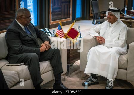 Verteidigungsminister Lloyd J. Austin III. Trifft am 19. Dezember 2023 in Doha (Katar) mit dem katarischen Premierminister Mohammed bin Abdulrahman bin Jassim Al Thani zusammen. (DOD-Foto von Chad J. McNeeley) Stockfoto