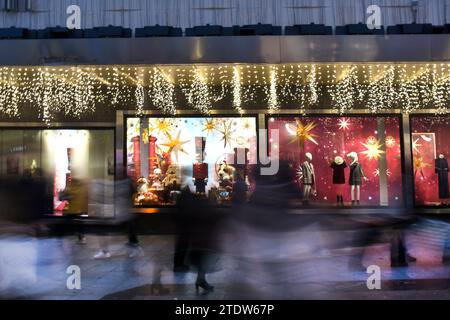 Madrid, Madrid, Spanien. Dezember 2023. Personen, die in der Preciados Street in Madrid einkaufen (Kreditbild: © Richard Zubelzu/ZUMA Press Wire) NUR REDAKTIONELLE VERWENDUNG! Nicht für kommerzielle ZWECKE! Stockfoto