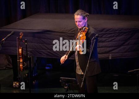 Der Geiger, Bassist und Gitarrist Georgi Gogow, bekannt aus der legendären Band City, musiziert in einer neuen Konzertreihe mit dem Pianisten, Sänger und Komponisten Thomas Putensen. Beide Künstler treffen sich zu einer bemerkenswerten Mischung aus Klassik, Balkanfolk, Pop und Rock. Diese Stilelemente werden zu einem Spiel zwischen romantischer Klavierballade und elegantem Gitarrenklang mit Orgelimprovisationen von Barock bis Jazz verschmolzen. Die gesungenen Lieder des Greifswalders Thomas Putensen erinnern dabei ein wenig an Gilbert Becaud und Manfred Krug und mischen den Sound des Nordens m Stockfoto