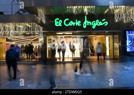 Madrid, Madrid, Spanien. Dezember 2023. Personen, die in der Preciados Street in Madrid einkaufen (Kreditbild: © Richard Zubelzu/ZUMA Press Wire) NUR REDAKTIONELLE VERWENDUNG! Nicht für kommerzielle ZWECKE! Stockfoto