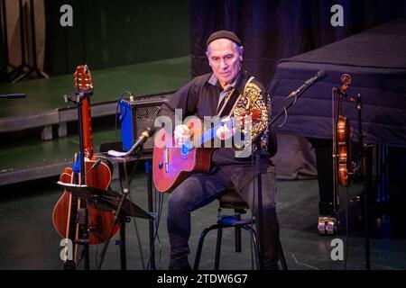 Der Geiger, Bassist und Gitarrist Georgi Gogow, bekannt aus der legendären Band City, musiziert in einer neuen Konzertreihe mit dem Pianisten, Sänger und Komponisten Thomas Putensen. Beide Künstler treffen sich zu einer bemerkenswerten Mischung aus Klassik, Balkanfolk, Pop und Rock. Diese Stilelemente werden zu einem Spiel zwischen romantischer Klavierballade und elegantem Gitarrenklang mit Orgelimprovisationen von Barock bis Jazz verschmolzen. Die gesungenen Lieder des Greifswalders Thomas Putensen erinnern dabei ein wenig an Gilbert Becaud und Manfred Krug und mischen den Sound des Nordens m Stockfoto