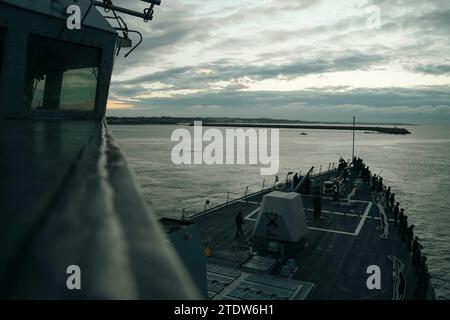 231213-N-EJ843-1018 ROTA, Spanien (13. Dezember 2023) - Seeleute an Bord der Arleigh-Burke-Klasse USS Delbert D. Black (DDG 119) bemannen die Schienen, während das Schiff am 13. Dezember 2023 in die Marinestation Rota einfährt. Delbert D. Black befindet sich auf einem geplanten Einsatz im Gebiet der U.S. Naval Forces Europe und wird von der U.S. Sixth Fleet eingesetzt, um die Interessen der USA, der Alliierten und der Partner zu verteidigen. (Foto der US Navy von Mass Communication Specialist 2nd Class Jimmy Ivy III) Stockfoto