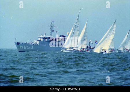 Start des Segelrennens in IJmuiden, IJmuiden, Niederlande, 12-07-1996, Whizgle News from the Past, maßgeschneidert für die Zukunft. Erkunden Sie historische Geschichten, das Image der niederländischen Agentur aus einer modernen Perspektive, die die Lücke zwischen den Ereignissen von gestern und den Erkenntnissen von morgen überbrückt. Eine zeitlose Reise, die die Geschichten prägt, die unsere Zukunft prägen Stockfoto