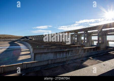 Der Fort Peck Dam, der sich in Montana befindet, ist der am weitesten flussaufwärts gelegene Staudamm der sechs US Army Corps of Engineers, des Omaha District Dammes und der Stauseen, die auf dem Hauptsitz des oberen Missouri River errichtet wurden. Während des normalen Betriebs gibt USACE Wasser durch das Kraftwerk frei, um Strom zu erzeugen und den Füllstand des Reservoir für andere Zwecke auszugleichen. Da sich der Betrieb auf die Verringerung des Hochwasserrisikos in Zeiten hoher Abflüsse verlagert, wird auch Wasser durch den Abflusstunnel freigesetzt, und bei Bedarf können die USACE-Dammbetreiber mehr Wasser durch die Überlauftoren abgeben. (Foto der US-Armee von Sarah Rich) Stockfoto