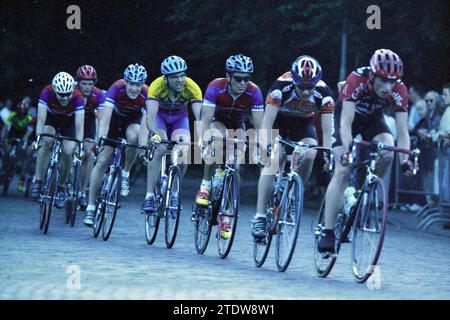 Radtour, Santpoort-Noord, Santpoort-Noord, 31-07-2001, Whizgle News from the Past, maßgeschneidert für die Zukunft. Erkunden Sie historische Geschichten, das Image der niederländischen Agentur aus einer modernen Perspektive, die die Lücke zwischen den Ereignissen von gestern und den Erkenntnissen von morgen überbrückt. Eine zeitlose Reise, die die Geschichten prägt, die unsere Zukunft prägen Stockfoto