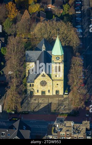 Aus der Vogelperspektive, katholische Kirche St.. Johannes der Täufer, umgeben von herbstlichen Laubbäumen, Kirchhellen, Bottrop, Ruhrgebiet, Nordrhein-Westfalen, Ge Stockfoto