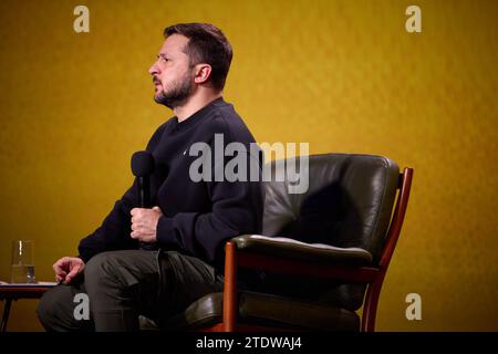 Ukrainischer Präsident Wolodymyr Zelenskyj spricht während einer Pressekonferenz zum Jahresende in der ukrainischen Hauptstadt Kiew ukrainischer Präsident Wolodymyr Zelenskyj spricht während einer Pressekonferenz zum Jahresende in der ukrainischen Hauptstadt Kiew am 19. Dezember 2023. Foto von PRÄSIDENT DER UKRAINE apaimages Ukraine Ukraine Ukraine Ukraine Ukraine 201223 Ukraine UPO 0021.jpeg Copyright: XapaimagesxPRESIDENTxOFxUKRAINExxapaimagesx Stockfoto