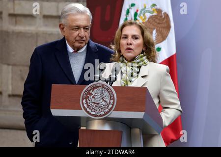 Mexiko-Stadt, Ciudad de Mexico, Mexiko. Dezember 2023. 19. Dezember 2023, Mexiko-Stadt: Der Präsident von Mexiko, Andres Manuel Lopez Obrador, begleitet von seiner Frau Beatriz Gutierrez bei der Verleihung des National Sports Awards 2023 im Nationalpalast in Mexiko-Stadt. Am 19. Dezember 2023 in Mexiko-Stadt, Mexiko (Credit Image: © Luis Barron/eyepix via ZUMA Press Wire) NUR REDAKTIONELLE VERWENDUNG! Nicht für kommerzielle ZWECKE! Stockfoto