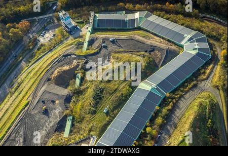 Luftansicht, alpincenter Skihalle Freizeitanlage mit Sonnendach-Sackgasse Prosperstraße, umgeben von herbstlichen Laubbäumen, Welheim, Bottrop, R Stockfoto