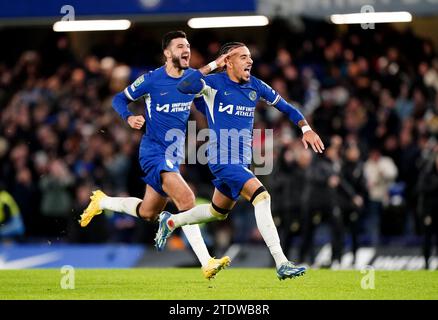 Malo Gusto (rechts) von Chelsea feiert den Sieg im Elfmeterschießen mit seinem Teamkollegen Armando Broja beim Viertelfinalspiel des Carabao Cups in Stamford Bridge, London. Bilddatum: Dienstag, 19. Dezember 2023. Stockfoto