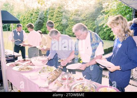 Leute bei einer festlichen Versammlung, mit einem laufenden Buffet, 00-00-1996, Whizgle News aus der Vergangenheit, zugeschnitten auf die Zukunft. Erkunden Sie historische Geschichten, das Image der niederländischen Agentur aus einer modernen Perspektive, die die Lücke zwischen den Ereignissen von gestern und den Erkenntnissen von morgen überbrückt. Eine zeitlose Reise, die die Geschichten prägt, die unsere Zukunft prägen Stockfoto