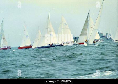 Start des Segelrennens in IJmuiden, IJmuiden, Niederlande, 12-07-1996, Whizgle News from the Past, maßgeschneidert für die Zukunft. Erkunden Sie historische Geschichten, das Image der niederländischen Agentur aus einer modernen Perspektive, die die Lücke zwischen den Ereignissen von gestern und den Erkenntnissen von morgen überbrückt. Eine zeitlose Reise, die die Geschichten prägt, die unsere Zukunft prägen Stockfoto