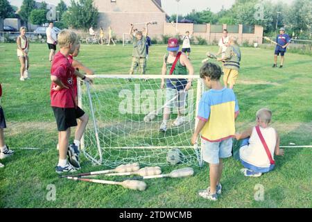 Sport mit Kindern, Velserbroek, 12-08-1997, Whizgle News aus der Vergangenheit, zugeschnitten auf die Zukunft. Erkunden Sie historische Geschichten, das Image der niederländischen Agentur aus einer modernen Perspektive, die die Lücke zwischen den Ereignissen von gestern und den Erkenntnissen von morgen überbrückt. Eine zeitlose Reise, die die Geschichten prägt, die unsere Zukunft prägen Stockfoto