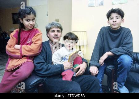 Herr Havidi mit drei Kindern im Wohnzimmer (wegen Algerien-Demonstration), 10-02-1998, Whizgle News from the Past, zugeschnitten auf die Zukunft. Erkunden Sie historische Geschichten, das Image der niederländischen Agentur aus einer modernen Perspektive, die die Lücke zwischen den Ereignissen von gestern und den Erkenntnissen von morgen überbrückt. Eine zeitlose Reise, die die Geschichten prägt, die unsere Zukunft prägen Stockfoto