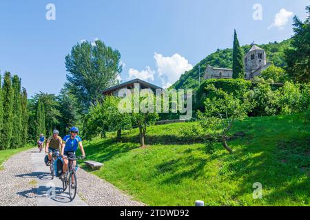 Capo di Ponte: Abtei Monastero di San Salvatore, Radfahrer in Brescia, Lombardei, Italien Stockfoto