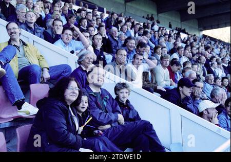 Football Haarlem Dagblad Cup: Crowds in the Tries, 23.-04-2002, Whizgle News from the Past, Zugeschnitten auf die Zukunft. Erkunden Sie historische Geschichten, das Image der niederländischen Agentur aus einer modernen Perspektive, die die Lücke zwischen den Ereignissen von gestern und den Erkenntnissen von morgen überbrückt. Eine zeitlose Reise, die die Geschichten prägt, die unsere Zukunft prägen Stockfoto