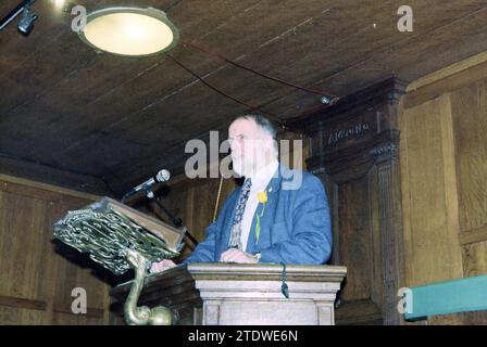 Ein Wort des Dankes von Judo-Trainer Cor van der Geest für die Präsentation der Pin for Haarlem Promotion, Whizgle News from the Past, zugeschnitten auf die Zukunft. Erkunden Sie historische Geschichten, das Image der niederländischen Agentur aus einer modernen Perspektive, die die Lücke zwischen den Ereignissen von gestern und den Erkenntnissen von morgen überbrückt. Eine zeitlose Reise, die die Geschichten prägt, die unsere Zukunft prägen Stockfoto