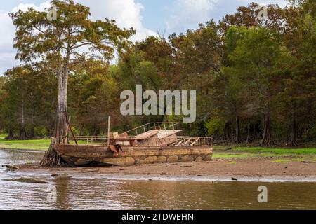 Rostende verlassene Boote am Ufer des ruhigen Wassers des Bayou des Atchafalaya Basin in der Nähe von Baton Rouge Louisiana Stockfoto