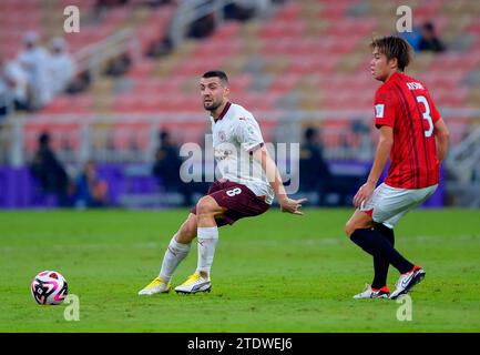 Mateo Kovacic (links) von Manchester City und Atsuki Ito von Urawa Red Diamonds kämpfen im Halbfinalspiel der FIFA Fussball-Weltmeisterschaft Saudi Arabien 2023 im King Abdullah Sports City Stadium in Jeddah um den Ball. Bilddatum: Dienstag, 19. Dezember 2023. Stockfoto