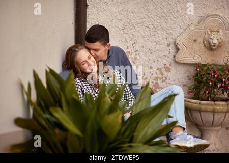 LIEBESGESCHICHTE FÜR TEENAGER-PAARE. Liebesflüster in deutscher Pracht. Deutsche Geschichte mit Liebe erkunden. Herbstliebe in deutscher Eleganz. Erfassen des Stockfoto