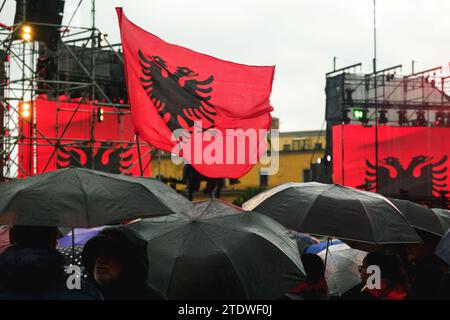 Tirana, Albanien - 28. November 2023: An einem regnerischen Unabhängigkeitstag auf dem Skanderbeg-Platz wird die Bühne in der Nähe der Skanderbeg-Statue, die geschmückt ist, auf einem Foto festgehalten Stockfoto