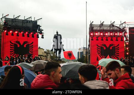 Tirana, Albanien - 28. November 2023: An einem regnerischen Unabhängigkeitstag auf dem Skanderbeg-Platz wird die Bühne in der Nähe der Skanderbeg-Statue, die geschmückt ist, auf einem Foto festgehalten Stockfoto